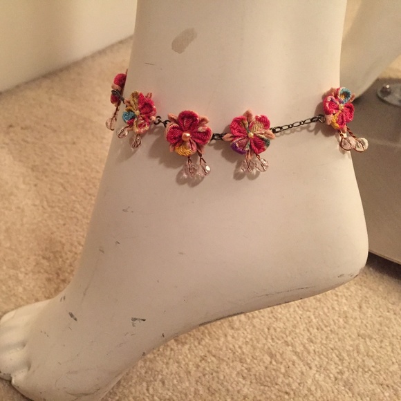 Ankle bracelet with fabric flowers & beads - Picture 2 of 3
